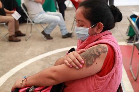 En un centro de vacunación de la alcaldía Álvaro Obregón, desfilaron múltiples diseños de tatuajes. Foto Luis Castillo