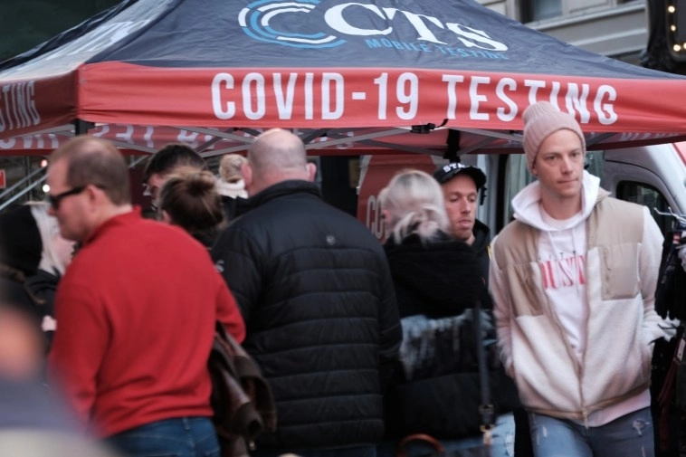 Personas esperan para realizarse la prieba del Covid-19, en Times Square, Nueva York, ayer. Foto Afp 
