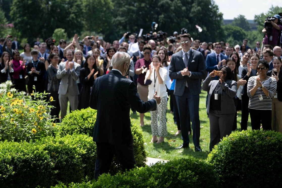 El presidente estadunidense, Joe Biden, terminó ayer su aislamiento por covid y salió al Jardín de las Rosas de la Casa Blanca. El mandatario llamó a la población a aprovechar las vacunas y el tratamiento que son gratuitos. Foto Afp