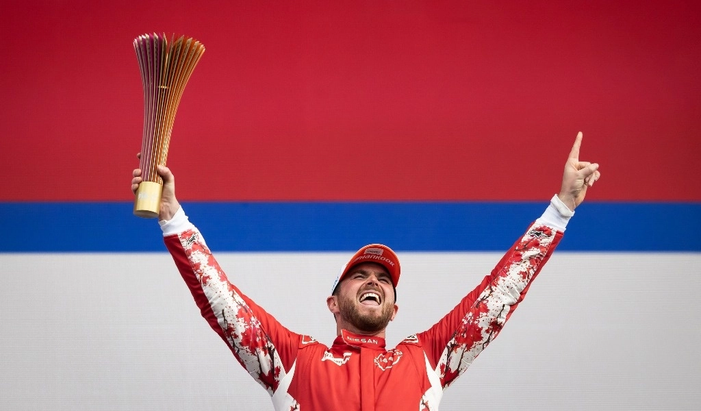 Oliver Rowland celebra la emocionante victoria al llegar primero a la meta en al Autódromo Hermanos Rodríguez en el Mexico City E-Prix, segunda fecha del campeonato número 11 de Formula E. Foto Cortesía Nissan 