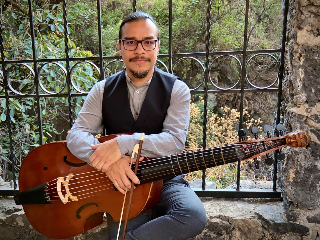 Mi relación con el instrumento fue amor a primer oído, afirma el violagambista. Foto cortesía Emilio Espinosa