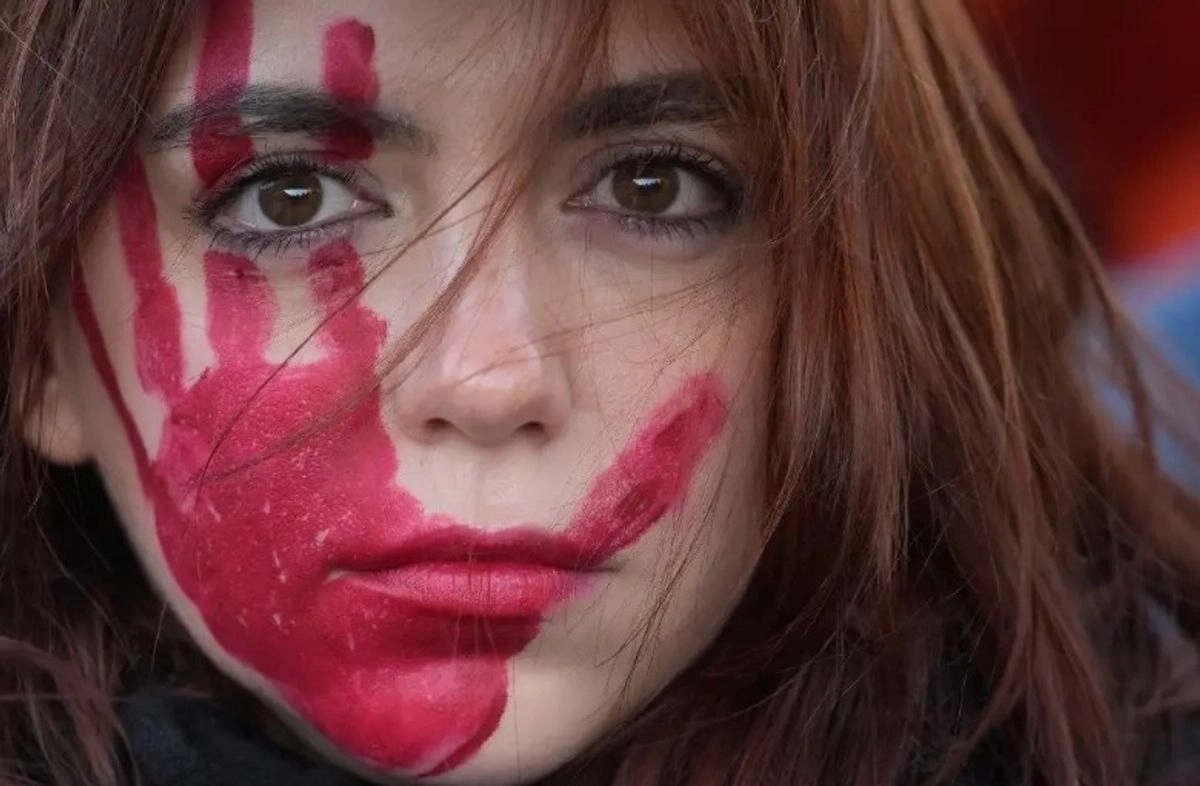 En España, un estudio de Fundación Mapfre y la Universidad de Deusto sobre comentarios negativos en redes sociales reveló que las mujeres recibieron casi cuatro veces más críticas sobre su físico que los hombres (22 contra 6 por ciento).