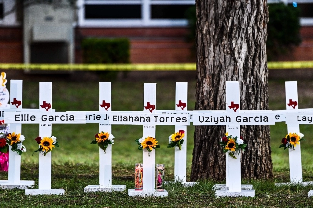 Memorial en honor a las víctimas del tiroteo en la primaria Robb de Uvalde, Texas, ocurrido el 24 de mayo de 2022. Foto Afp