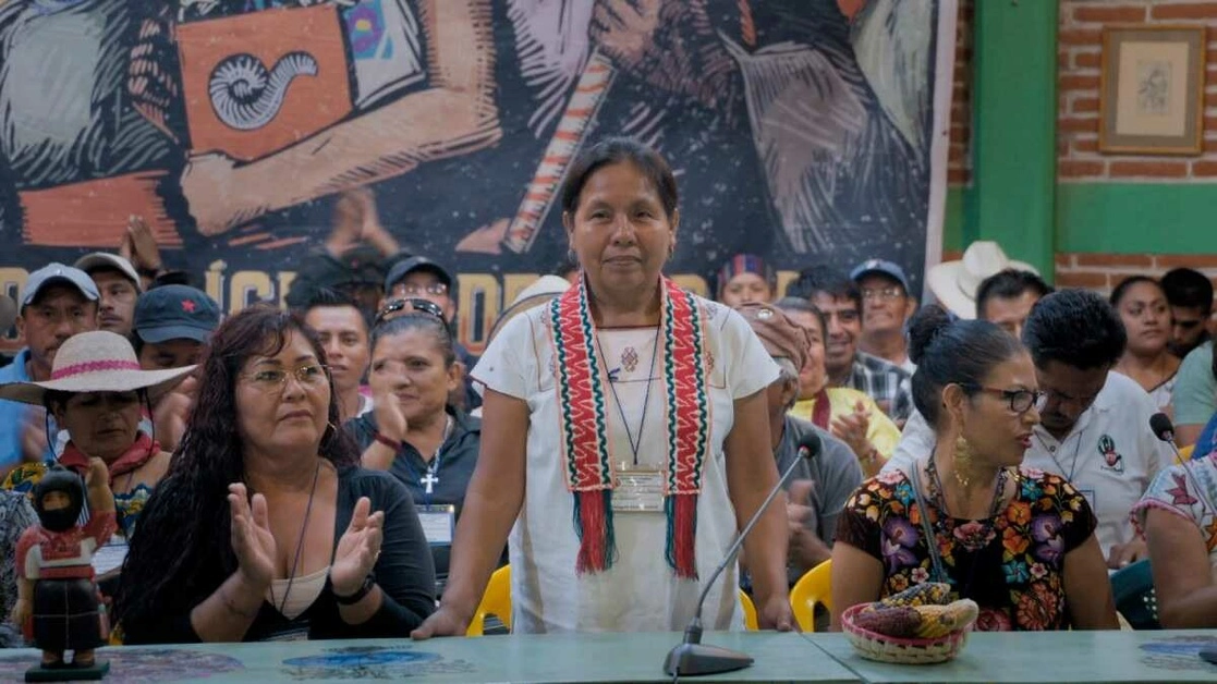 La cinta sigue a María de Jesús Patricio, primera indígena en aspirar a la presidencia del país. Además, rinde homenaje a las mujeres que se organizan como figuras clave en la lucha de los pueblos originarios. Fotograma de 'La vocera'