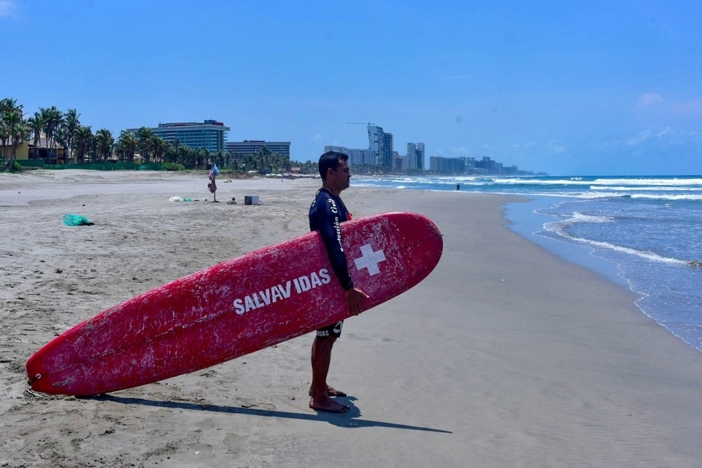 Salvavidas de las playas de Acapulco realizan en promedio 240 rescates al año. Foto Cuartoscuro