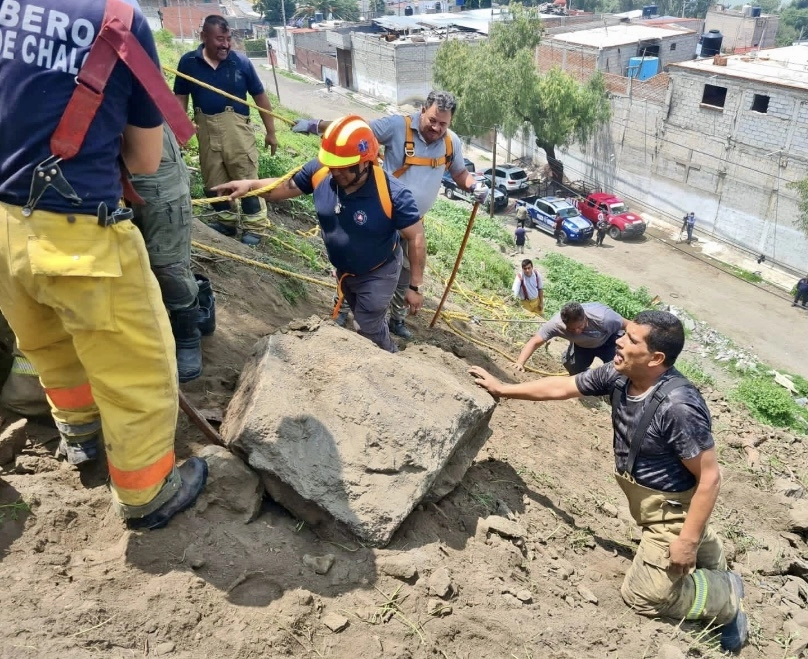 Protección Civil remueve piedras en el Cerro de Xico como medida de prevención ante las lluvias. Foto cortesía PC municipal 