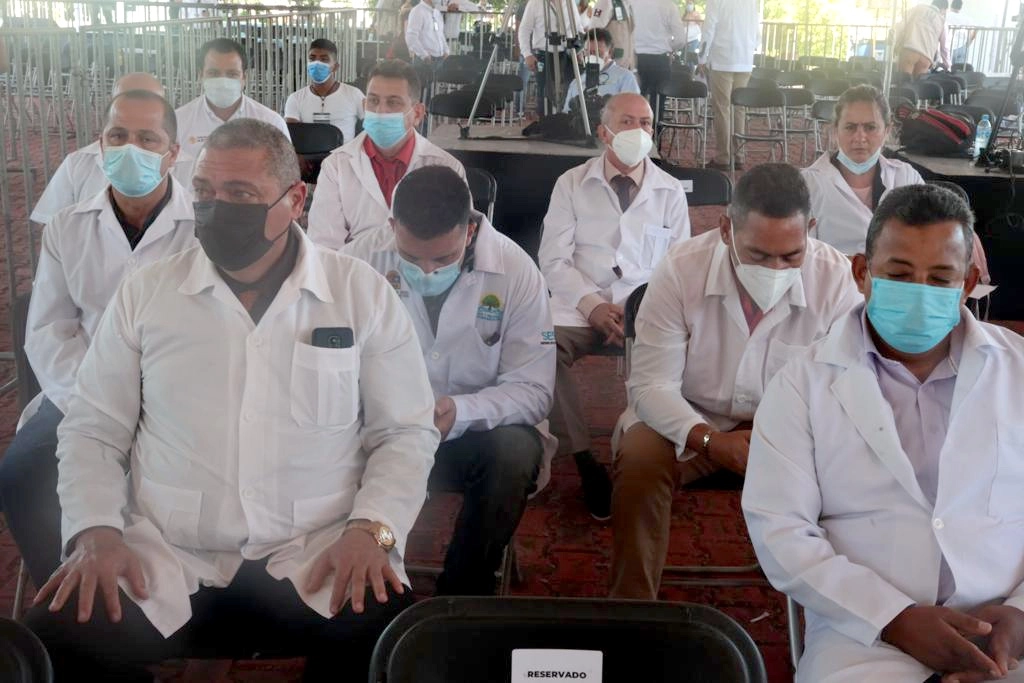 Los especialistas isleños colaborarán en las entidades que se sumaron al nuevo plan de salud a cargo del IMSS-Bienestar. Después de Nayarit, donde ya están 60, irán a Colima y Tlaxcala, informó el secretario de la Ssa, Jorge Alcocer. Desde ayer, la brigada de profesionales recibió capacitación en regulaciones internas y sobre las instituciones que apoyarán. Expusieron que buscarán promover y ayudar al cuidado de la salud de los mexicanos. Foto cortesía