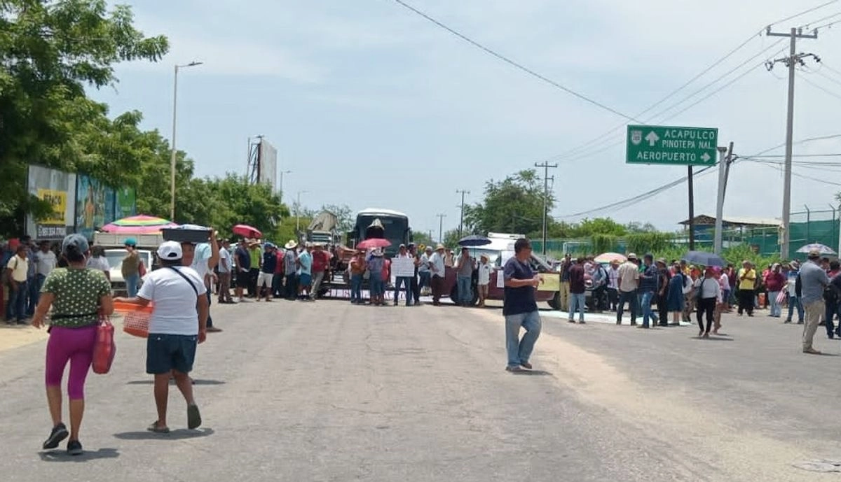 Turistas y pobladores resultaron afectados por el bloqueo que ayer realizaron productores agrícolas de la región Costa de Oaxaca, en el acceso al Aeropuerto Internacional de Puerto Escondido. 
