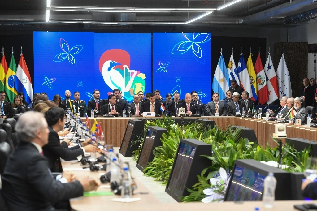 El presidente de Paraguay, Santiago Peña, ofrece un discurso durante la Cumbre del Mercosur, a la que se unió Bolivia como miembro pleno, realizada en el antiguo puerto de Asunción, Paraguay, el 8 de julio de 2024. Foto Afp