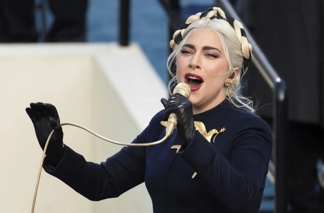 Desde su debut en 2008 con el éxito Just Dance hasta su más reciente álbum Mayhem, Gaga ha demostrado su capacidad para innovar y reinventarse en diferentes géneros y disciplinas artísticas. Foto