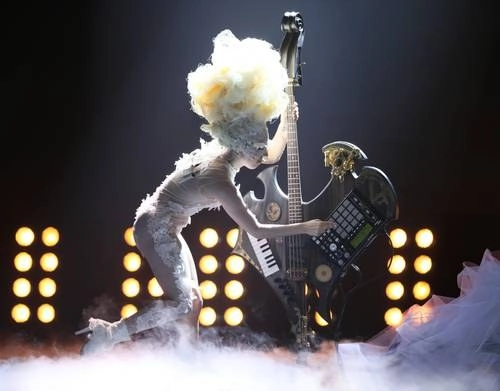 Lady Gaga durante su actuación en la entrega de los Brit Awards 2010, en Londres. Foto Ap / Archivo