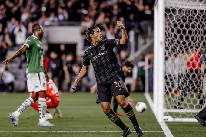 El delantero mexicano, Carlos Vela festeja una de sus anotaciones durante el encuentro. Foto tomada de la cuenta de Twitter @LAFC