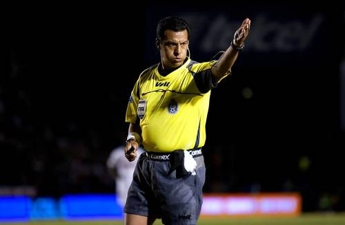 Armando Archundia, ex árbitro mundialista, afirma que no hay trabajo técnico-táctico y ahora los silbantes esperan a que el VAR resuelva todo. Foto Jam Media