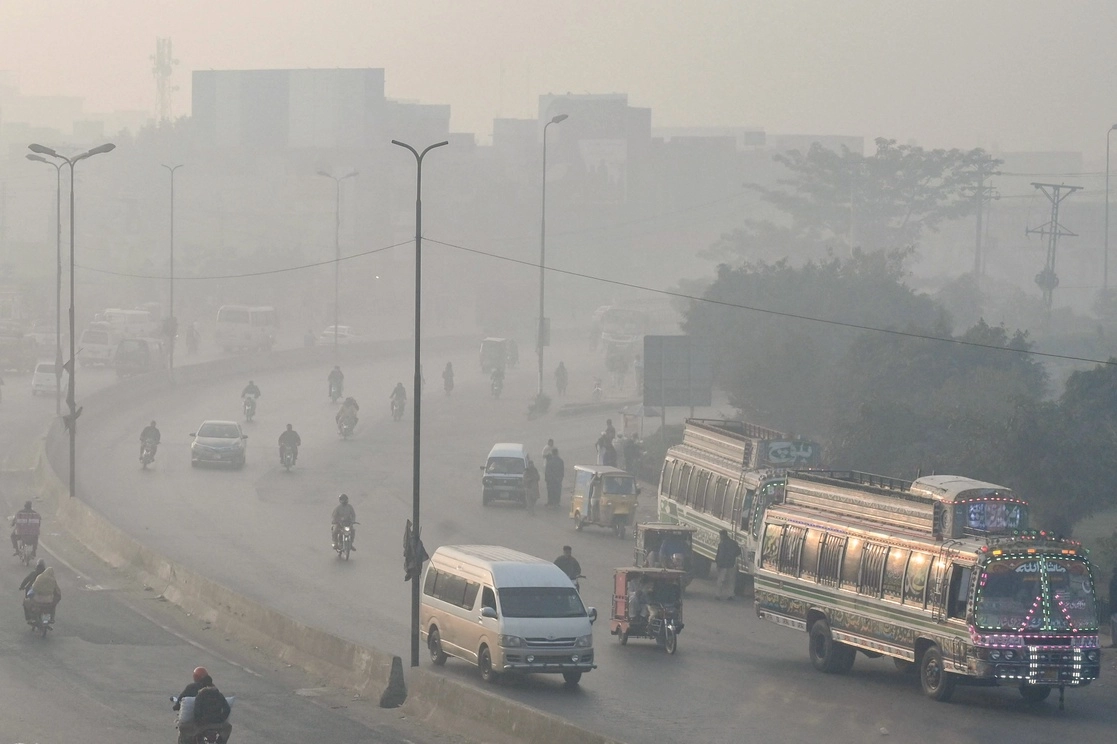 Lahore, la capital cultural de Pakistán, se sitúa en la primera posición de la clasificación de ciudades más contaminadas del mundo. En la imagen, automovilistas se abren paso a lo largo de una avenida en medio de condiciones de niebla tóxica en esta urbe, el 24 de noviembre de 2021. Foto Afp 