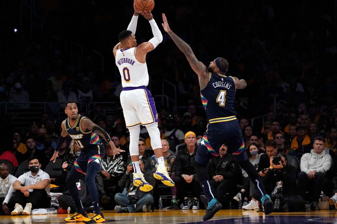 Los Lakers se encuentran a 1.5 victorias por detrás de los dueños de la décima plaza, los San Antonio Spurs, con apenas cuatro partidos restantes de la fase regular que termina el próximo domingo. Foto Ap

