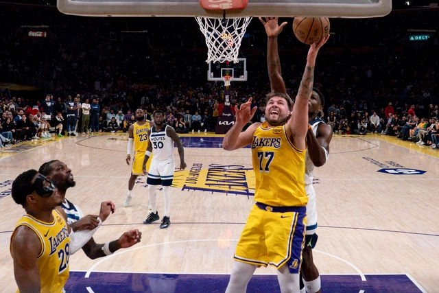Damian Lillard, quien estuvo ausente de las canchas desde el 18 de marzo debido a una trombosis venosa, disputó 37 minutos en los que anotó 14 puntos. Foto 