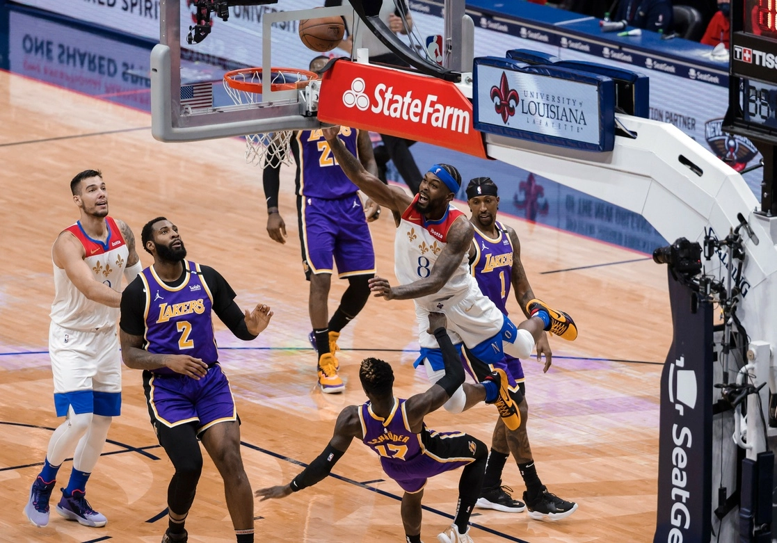 LeBron James, que se resintió de su lesión de tobillo, lideró a los Lakers al triunfo ante los Pelicans. Foto Ap
