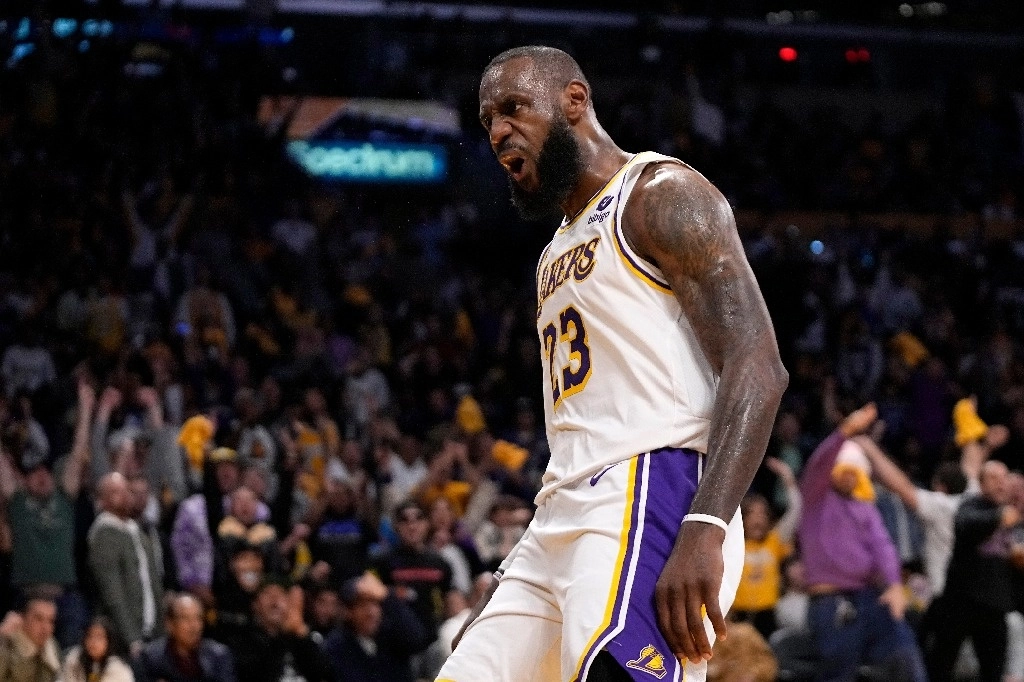 Pese al triunfo, los Lakers siguen afrontando una misión casi imposible ya que ninguna franquicia ha remontado un 3-0 en contra en toda la historia de los playoffs. En la imagen, LeBron James. Foto Ap.