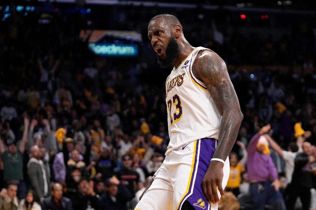 Lakers achieve first victory against Denver and remain alive in the playoffs