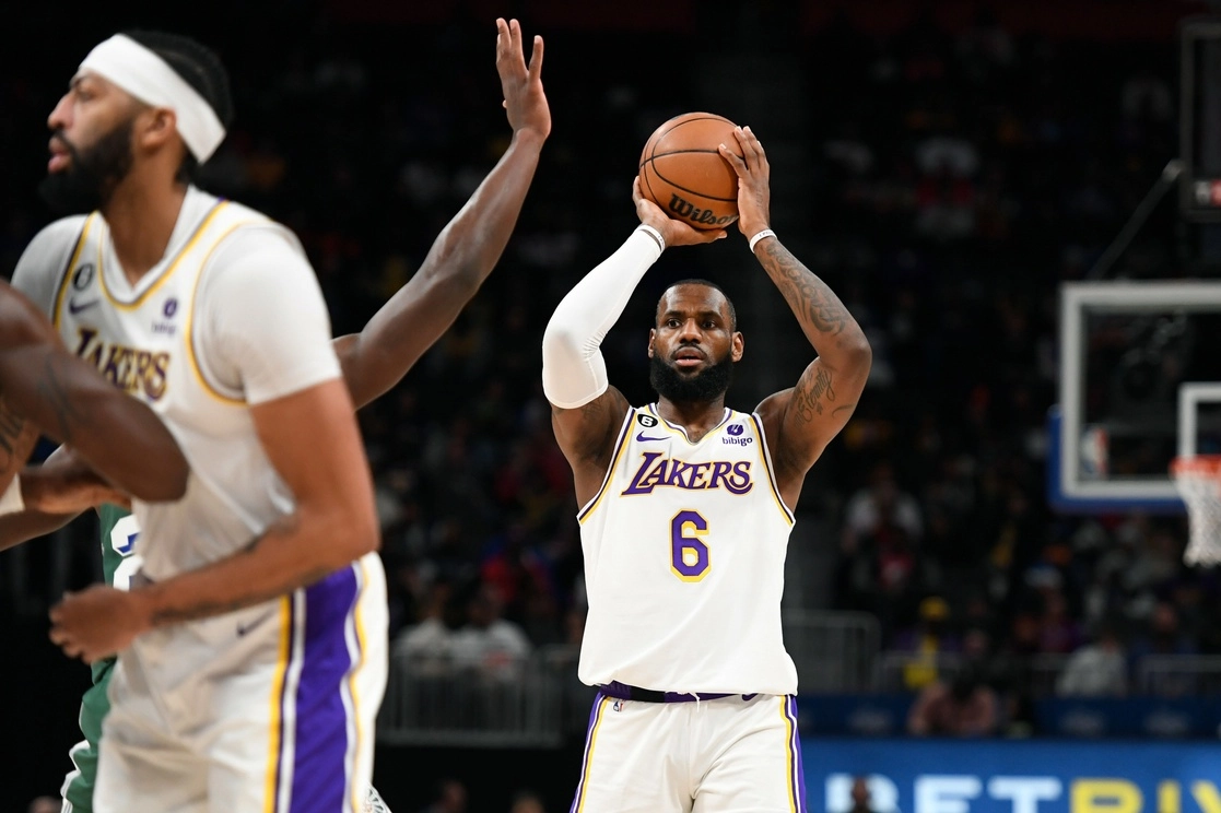 LeBron James durante el encuentro entre los Lakers de Los Ángeles y los Pistons de Detroit. Foto Ap