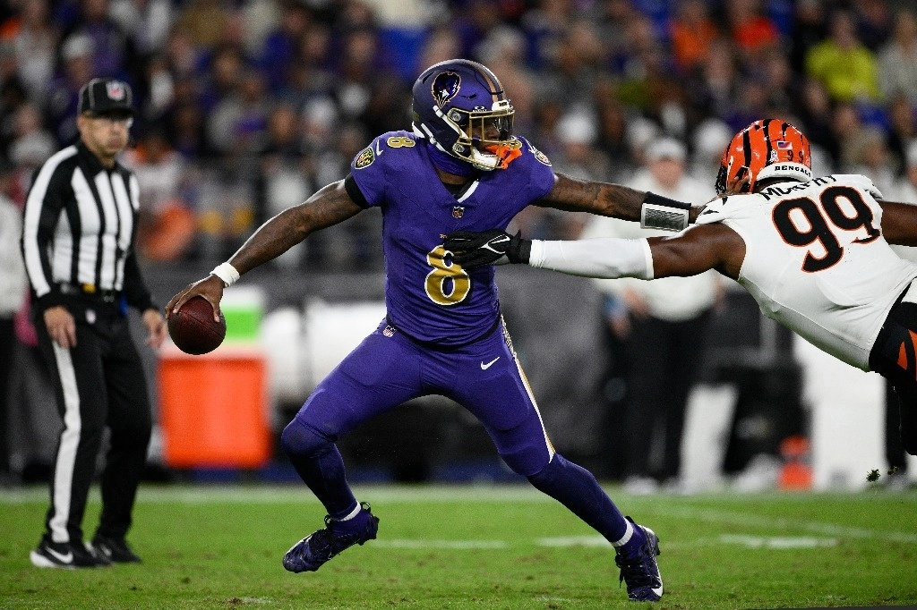 El quarterback de los Baltimore Ravens, Lamar Jackson (8), es presionado por el ala defensiva de los Cincinnati Bengals, Myles Murphy (99). Foto Ap