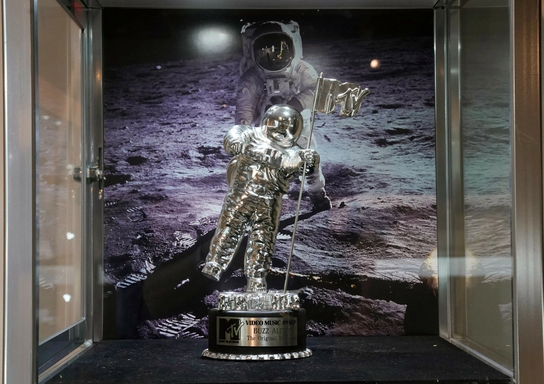 El galardón MTV 1984 Video Music Award entregado al astronauta ‘Buzz Aldrin’, exhibido en Sotheby's en Nueva York, el 21 de julio de 2022. Foto Afp