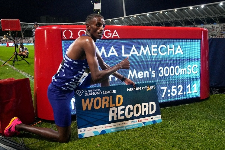 Lamecha Girma de Etiopía registró un nuevo récord en los tres mil metros con obstáculos en la Liga de Diamante que se desarrolla en París. Foto Ap