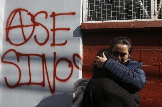 Familiares del menor protestaron este 08 de noviembre a las afueras del colegio. Foto Alfredo Domínguez