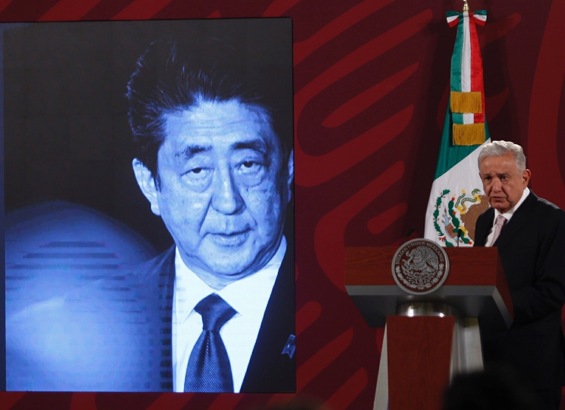 El presidente López Obrador lamenta el asesinato del ex primer ministro de Japón, Shinzo Abe, durante la conferencia matutina del 8 de julio de 2022. Foto Guillermo Sologuren