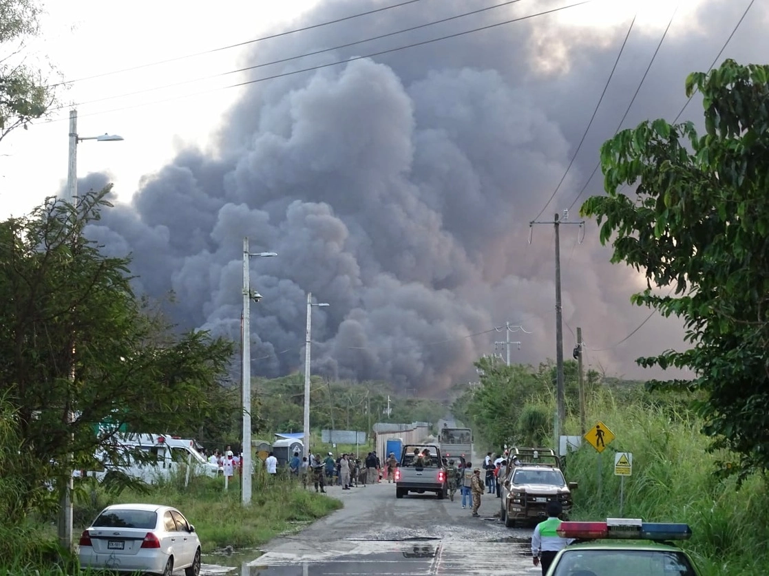 Columna de humo por el incendio. Foto Sergio Balandrano / La Jornada Veracruz
