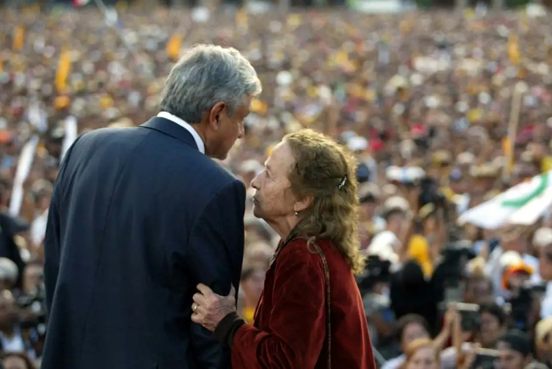 Rosario Ibarra de Piedra con Andrés Manuel López Obrador durante la Convención Nacional Democrática en la Ciudad de México, el 16 de septiembre de 2006. Foto Carlo Ramos Mamahua