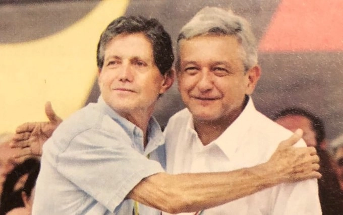 El presidente Andrés Manuel López Obrador (der) junto con el actor Héctor Bonilla (izq) en imagen de archivo. Foto tomada de la cuenta de Twitter @lopezobrador_