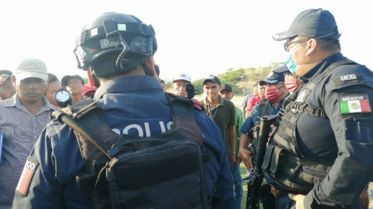 Elementos de seguridad y pobladores de San Mateo del Mar, Oaxaca. Foto Cuartoscuro 