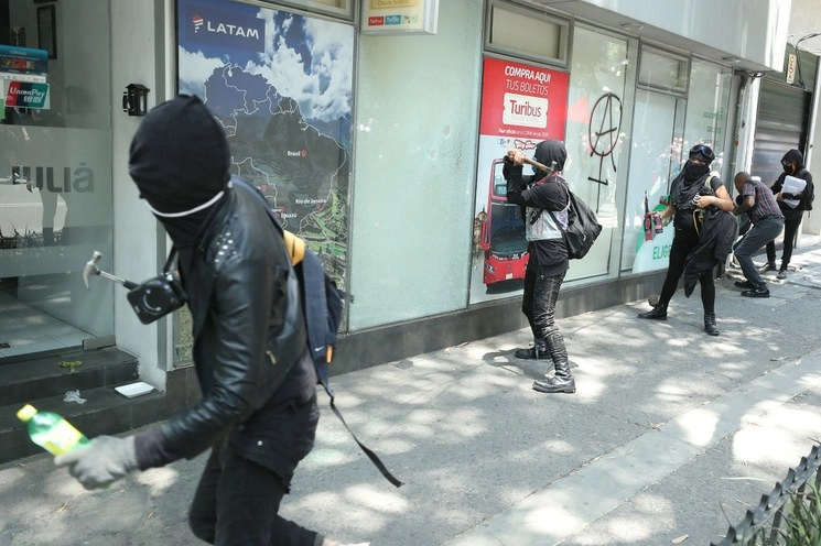 Encapuchados vandalizan comercios luego de la protesta contra el racismo y el asesinato de George Floyd. Foto José Antonio López