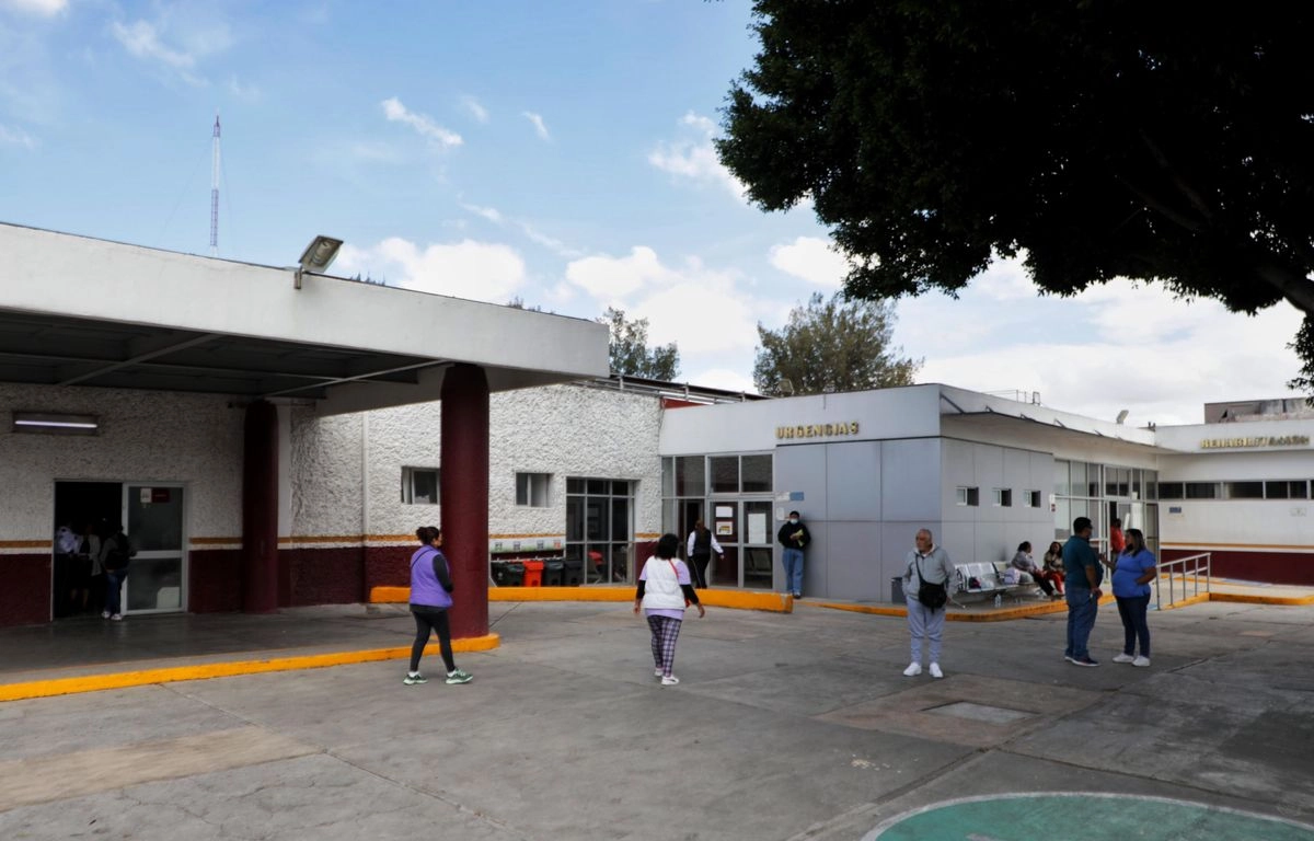 Voluntarios regalan agua y comida a familiares en el hospital José María Morelos, donde de las 17 personas que fueron atendidas por la explosión de una pipa en el puente de La Concordia, en Iztapalapa, 12 ya fueron dadas de alta y cinco fueron trasladas al hospital Regional, en la Ciudad de México, el 11 de septiembre de 2025. Foto 