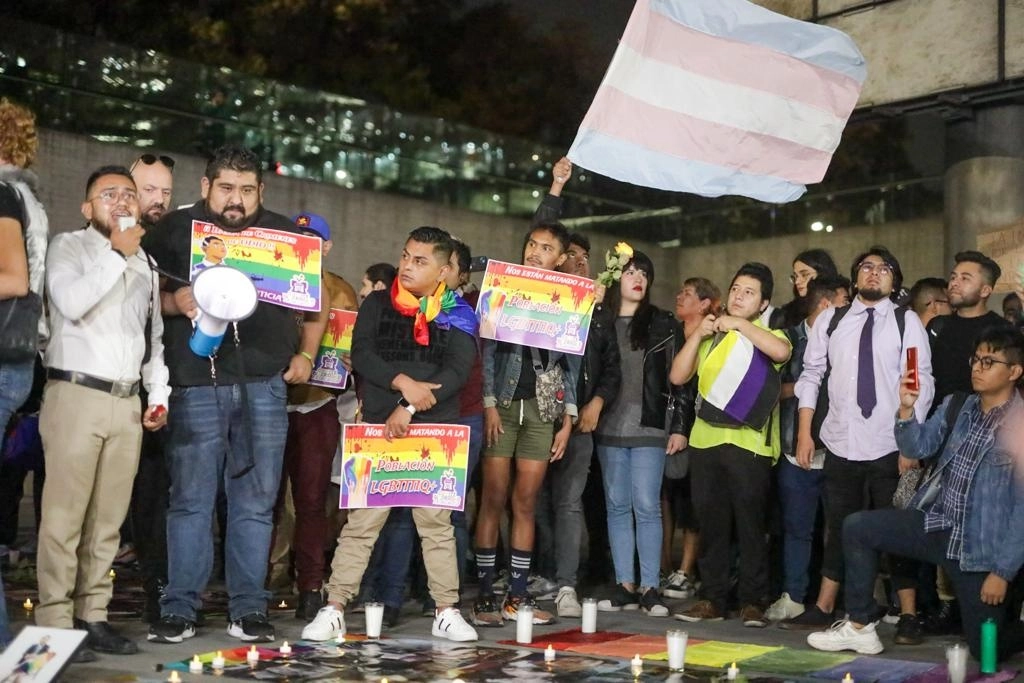 Cientos de personas se reúnen en la Estela de Luz para protestar por la muerte del magistrade Jesús Ociel Bahena. Foto Pablo Ramos.