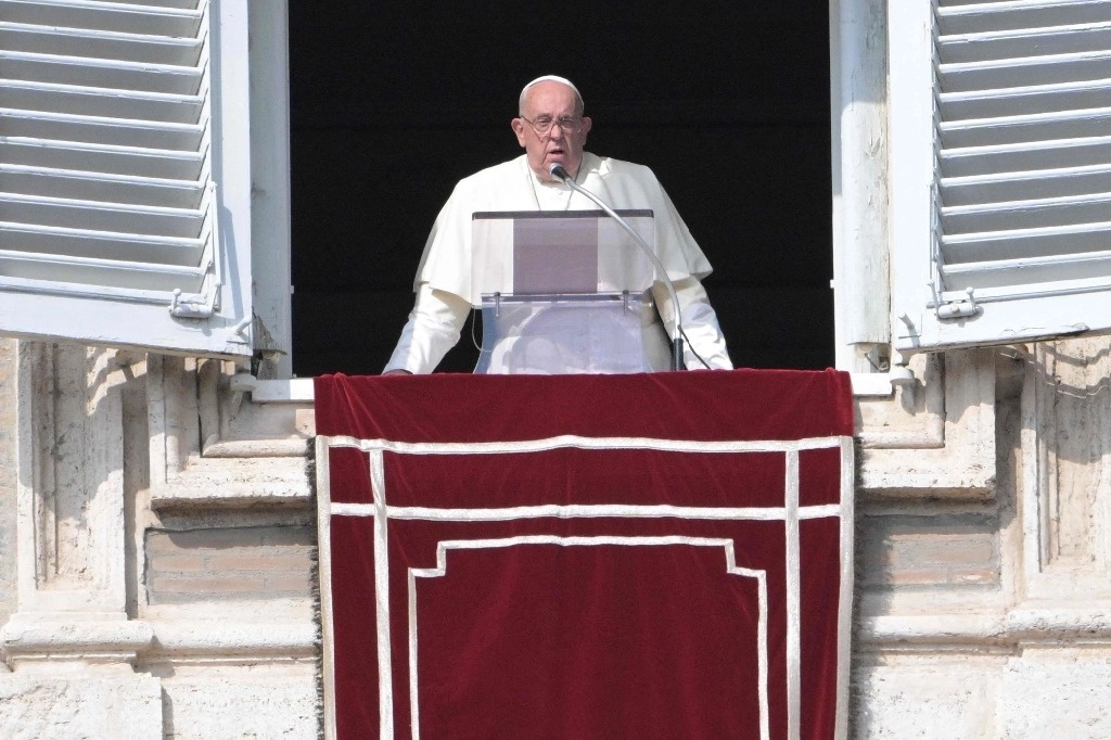 El papa Francisco durante la oración del Ángelus desde la plaza de San Pedro, en el Vaticano, el 27 de octubre de 2024. Foto Afp