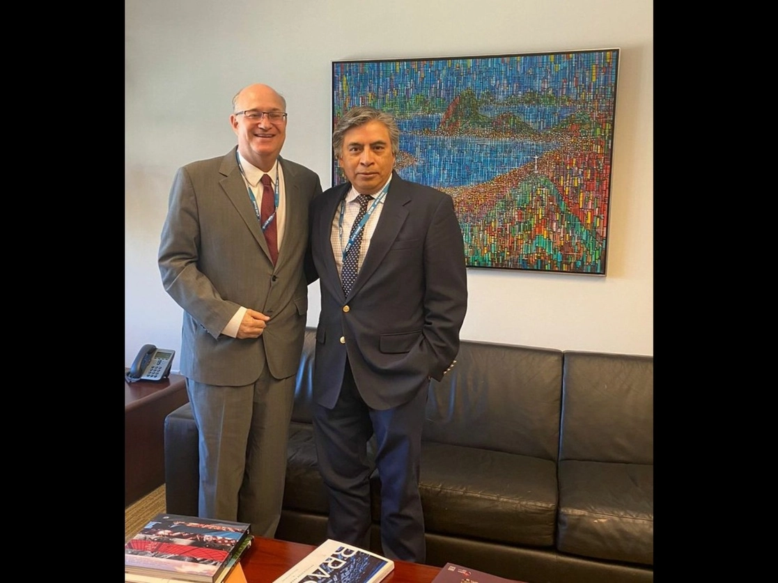 El nuevo presidente del BID, Ilan Goldfajn (izquierda), y Gerardo Esquivel, subgobernador del BdeM, se conocen desde que ambos estudiaban un posgrado en Cambridge. El funcionario mexicano deseó al brasileño un buen desempeño al frente de ese banco. Foto tomada de Twitter