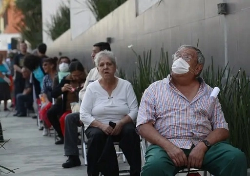 Adultos mayores en fila para cobrar sus pensiones. Foto La Jornada