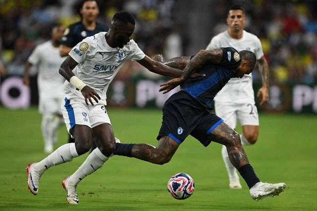 El defensa del Al Hilal, Hassan Al-Tambakti (izq) y el mediocampista de Pachuca, Kenedy (der) disputan la esférica durante el encuentro. Foto