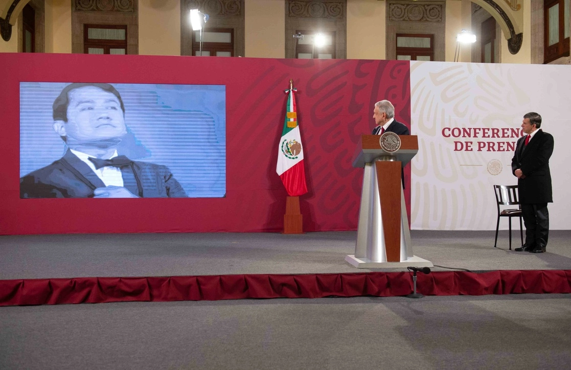 Antes de concluir su conferencia de prensa, el presidente López Obrador  solicitó que se transmitiera en la pantalla del Salón Tesorería un video de la canción “Adoro”, de la autoría de Manzanero. Foto cortesía Presidencia 