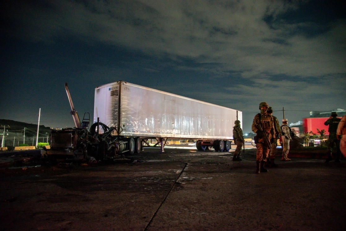 Tractocamión incendiado en acto vandálico en Tijuana, Baja California, el pasado 12 de agosto. Foto Cuartoscuro 