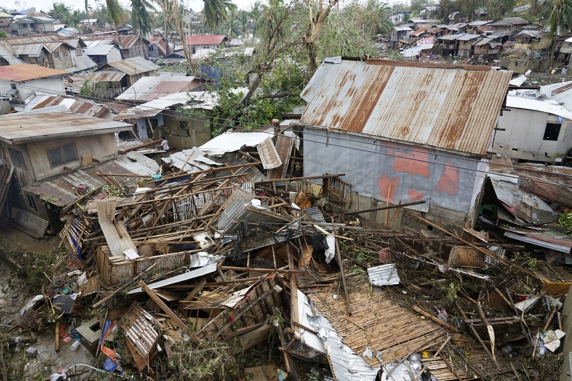 Escombros se esparcen sobre las casas dañadas por el tifón 'Rai' en Talisay, provincia de Cebú, en el centro de Filipinas, el 17 de diciembre de 2021. Foto Ap