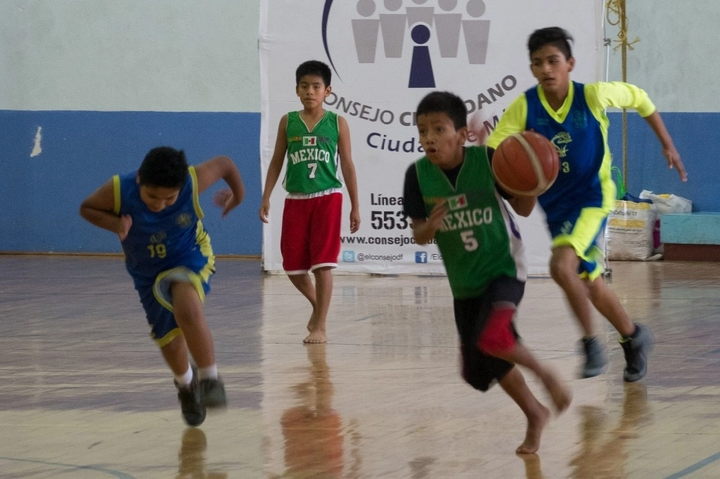 Integrantes del equipo "Los Campeones Descalzos de la Montaña Triqui", durante un partido. Foto Cuartoscuro / archivo