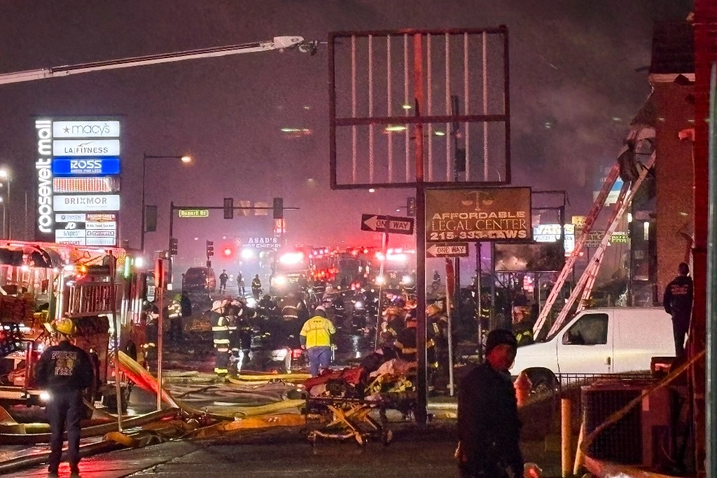 Zona donde una avioneta se estrelló, cerca del centro comercial Roosevelt Mall, el 31 de enero de 2025, en Filadelfia. Foto Elizabeth Robertson / The Philadelphia Inquirer vía Ap