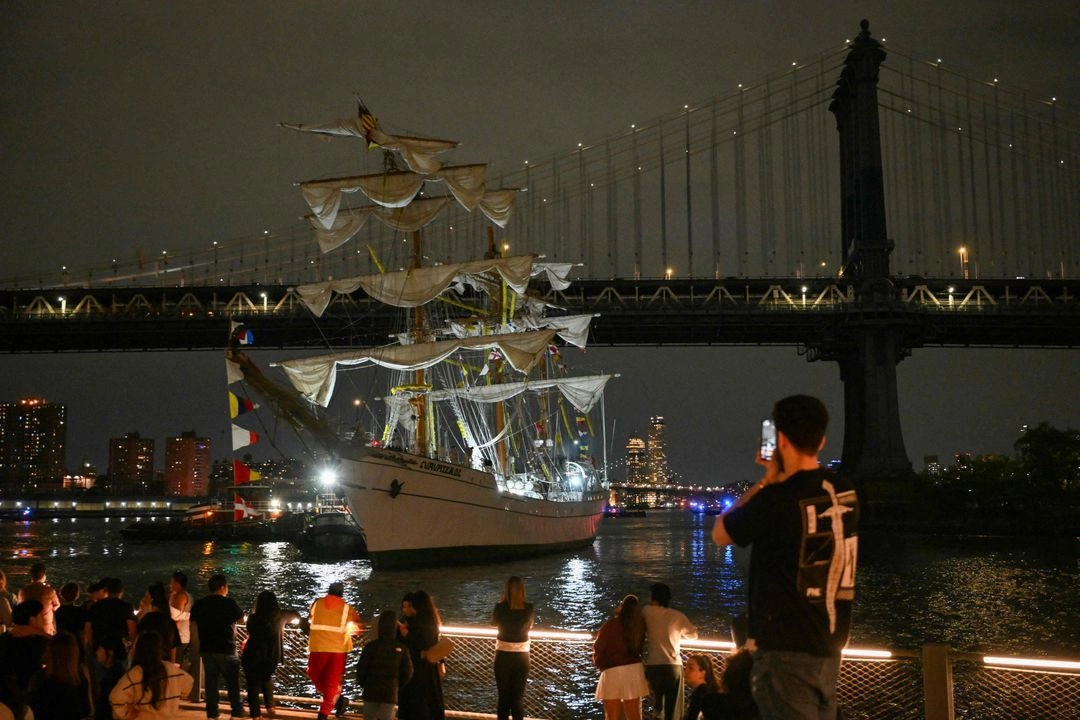 La presidenta Claudia Sheinbaum Pardo confirmó esta noche la muerte de dos miembros de la tripulación del Buque Escuela Cuauhtémoc, tras el accidente que la embarcación tuvo este sábado al impactar con el Puente de Brooklyn, en Nueva York. Foto