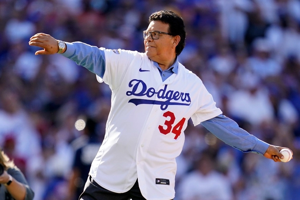 El ex lanzador de los Dodgers de Los Ángeles Fernando Valenzuela realiza el primer lanzamiento ceremonial durante el Juego de Estrellas de la MLB, el 19 de julio de 2022, en Los Ángeles. Foto AP 