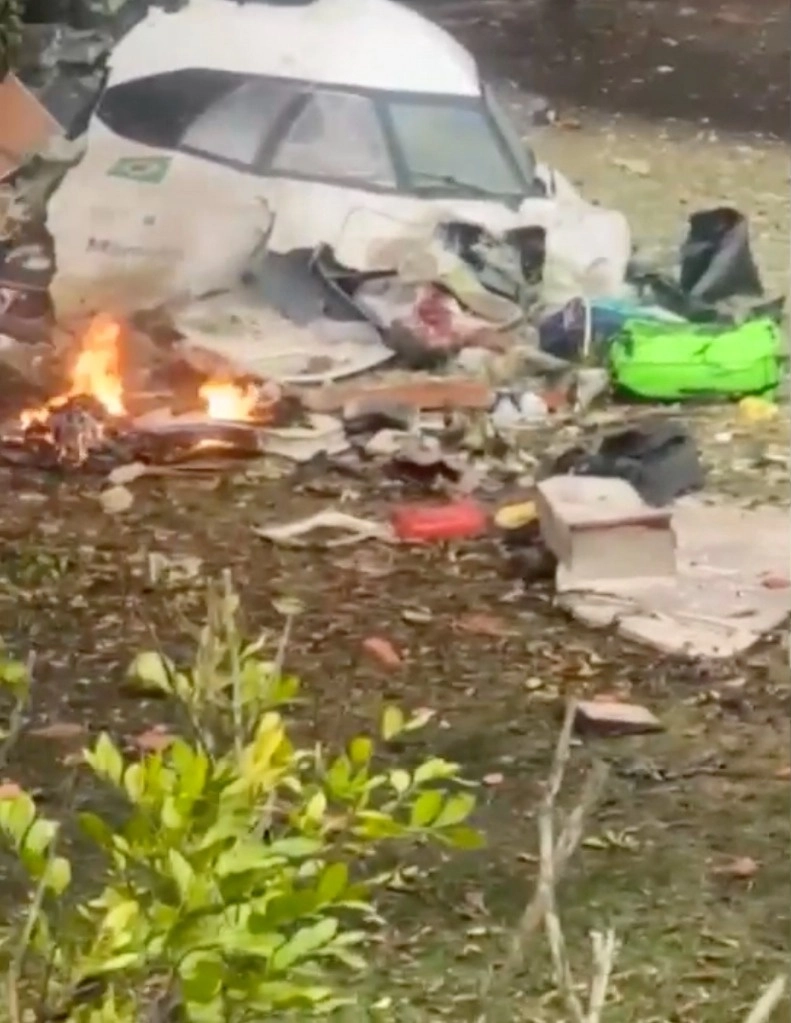 Restos del avión que se estrelló cerca de una casa en Vinhedo, estado de Sao Paulo, Brasil, este viernes 9 de agosto de 2024. Foto vía AP