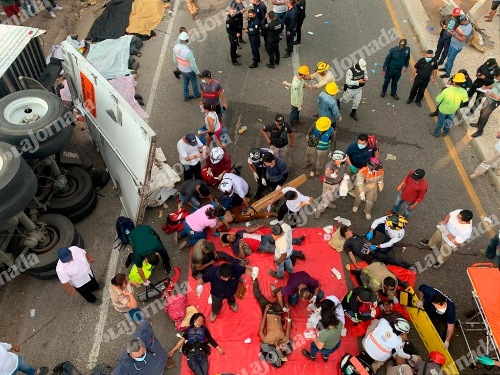 Según los primeros informes, la tragedia se produjo a causa del exceso de velocidad; el chofer huyó. Foto Víctor Camacho