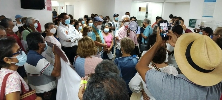En imagen de archivo, manifestantes protestan por la decisión de construir un nuevo hospital del Issste en el Centro Internacional Acapulco. Foto La Jornads/Archivo.